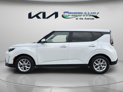 Used 2024 Kia Soul LX w/ Option Group 015 FWD image 3