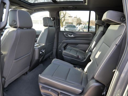 Used 2022 GMC Yukon XL SLT w/ SLT Premium Package image 13