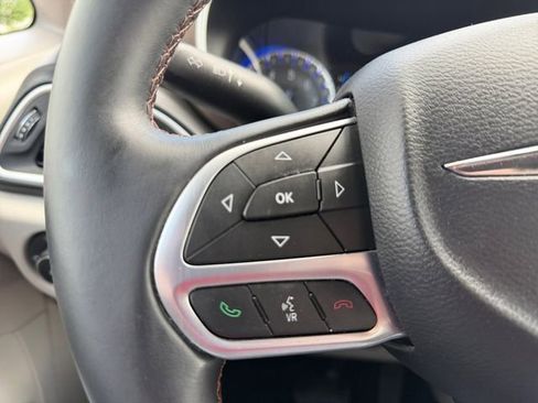 Used 2017 Chrysler Pacifica Touring-L FWD image 18