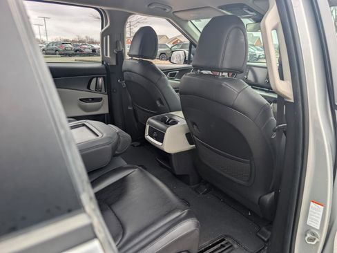 Used 2022 Kia Carnival LX image 28