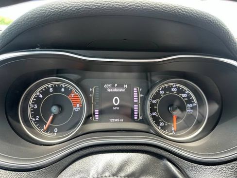 Used 2019 Jeep Cherokee Latitude Plus AWD/4WD image 22