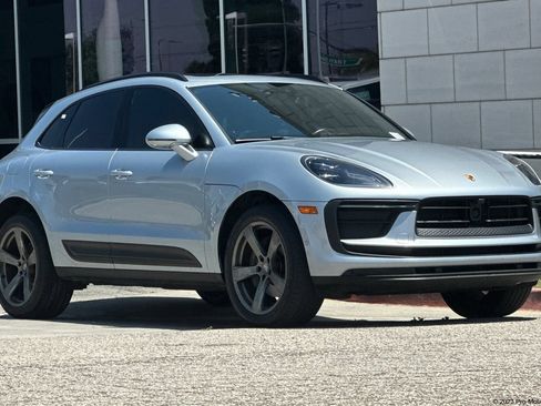 Used 2024 Porsche Macan AWD/4WD image 1