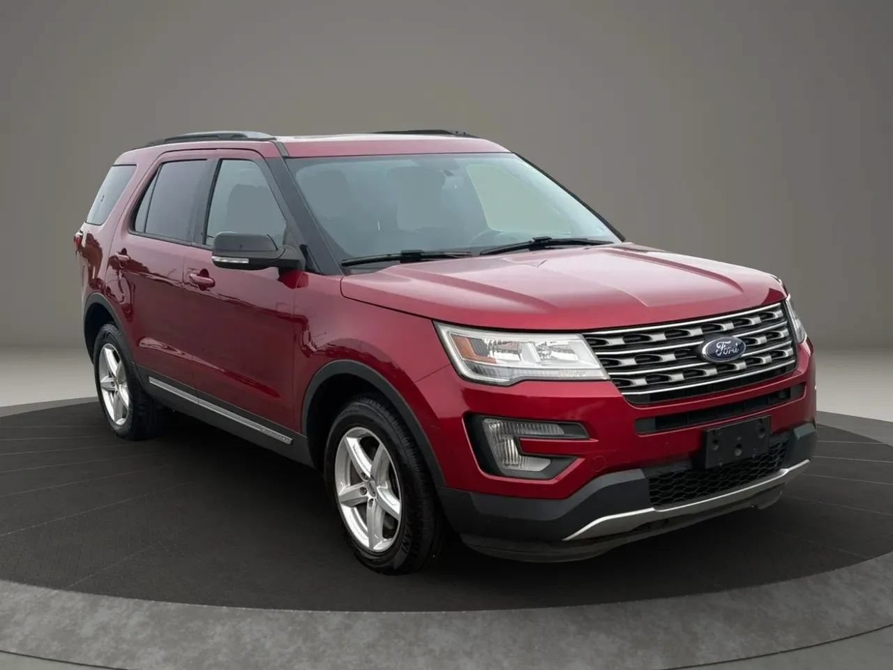 Used 2017 Ford Explorer XLT w/ Equipment Group 202A AWD/4WD image 7
