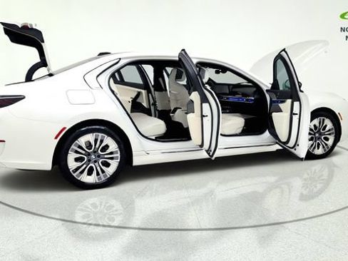 Used 2023 BMW i7 xDrive60 AWD/4WD image 19