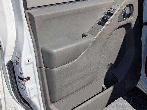 Used 2020 Nissan Frontier SV w/ Midnight Edition Floor Mats image 15