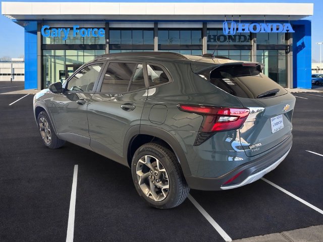 Used 2025 Chevrolet Trax LT FWD image 3