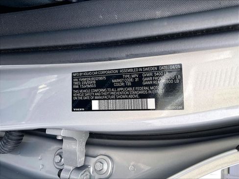 Used 2025 Volvo XC60 B5 Core image 33