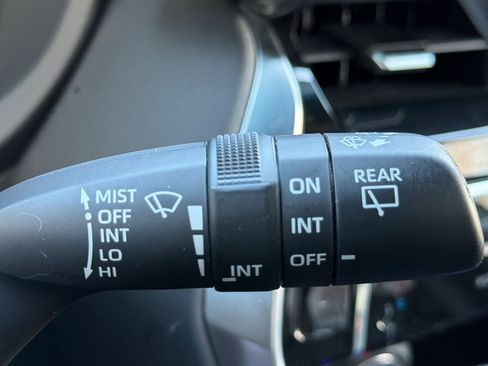 Used 2021 Toyota Venza Limited image 39