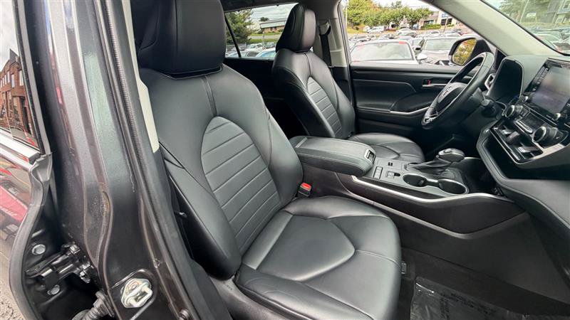 Used 2021 Toyota Highlander XLE FWD image 8