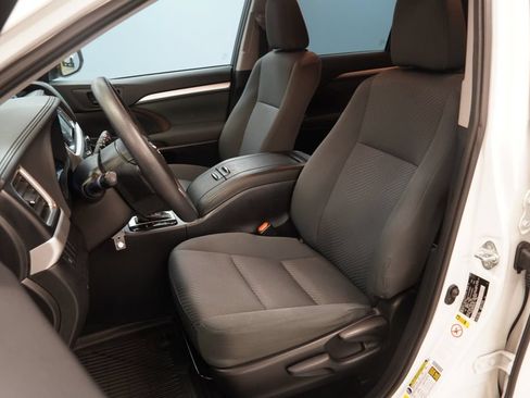 Used 2019 Toyota Highlander LE AWD/4WD image 3