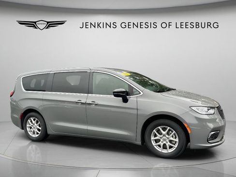 Used 2025 Chrysler Pacifica Select FWD image 2