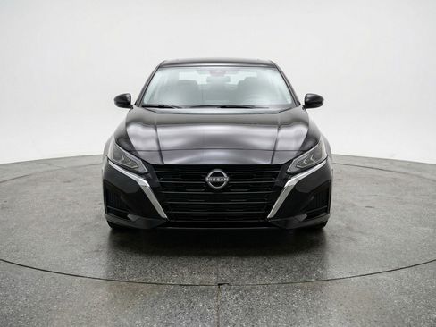 Used 2025 Nissan Altima 2.5 SV FWD image 2