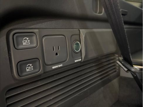 Used 2024 Rivian R1S Adventure image 28