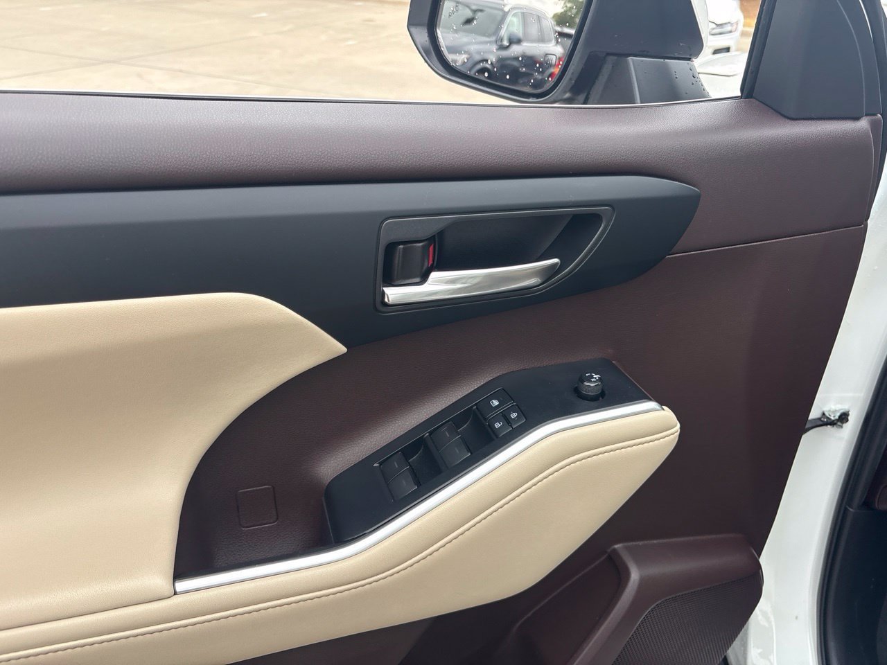 Used 2021 Toyota Highlander XLE AWD/4WD image 16