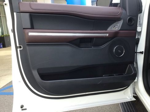 Used 2024 Ford Expedition Limited image 10