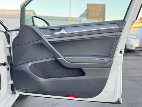 Used 2017 Volkswagen e-Golf SEL Premium w/ Driver Assistance Package image 34