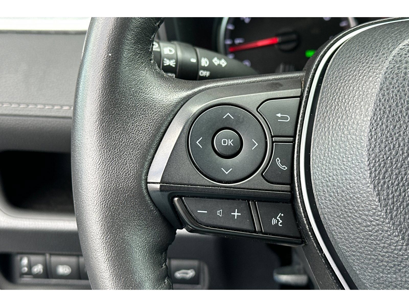 Used 2022 Toyota RAV4 XLE Premium FWD image 27