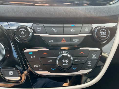Certified 2024 Chrysler Pacifica Touring-L FWD image 22