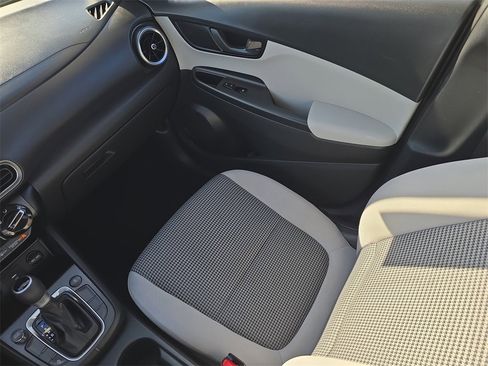 Used 2023 Hyundai Kona SE image 17