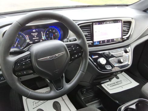 Used 2023 Chrysler Pacifica Touring FWD image 12
