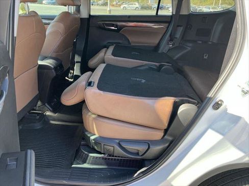 Certified 2025 Toyota Highlander Limited AWD/4WD image 26