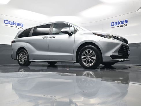 Used 2024 Toyota Sienna LE image 36