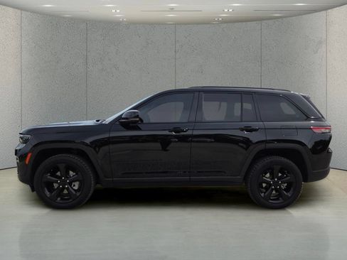 Used 2024 Jeep Grand Cherokee Limited w/ Black Appearance Package AWD/4WD image 9
