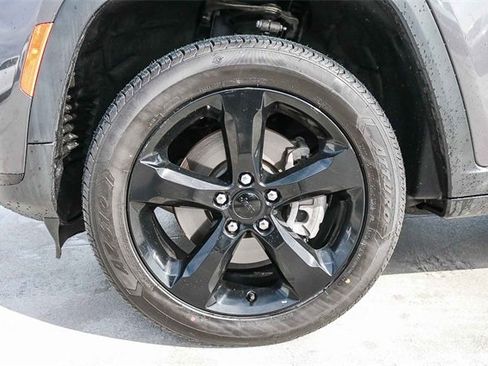 Used 2023 Jeep Grand Cherokee L Laredo image 13