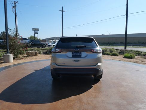 Used 2018 Ford Edge SE image 3