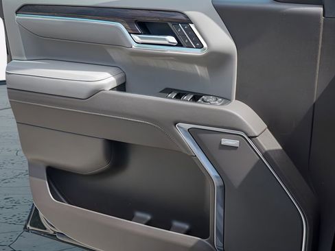 New 2026 GMC Sierra 1500 SLT image 16