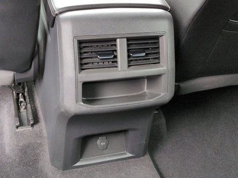 Certified 2022 Volkswagen Atlas Cross Sport SE image 17