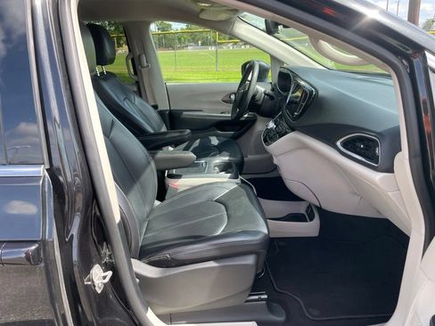 Used 2023 Chrysler Pacifica Touring-L FWD image 16