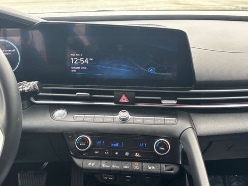 Used 2025 Hyundai Elantra Limited image 18