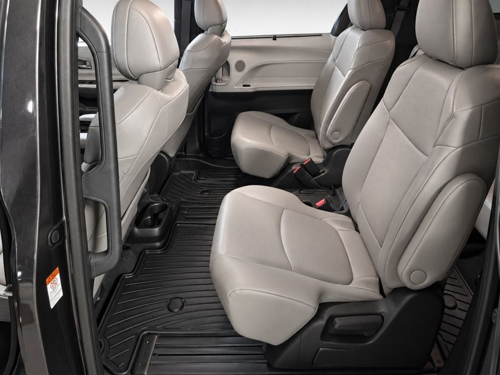 Used 2025 Toyota Sienna XLE FWD image 35