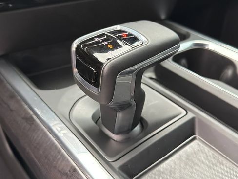 Used 2025 Chevrolet Silverado 1500 LTZ AWD/4WD image 31