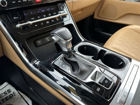 Used 2024 Kia Carnival EX image 20