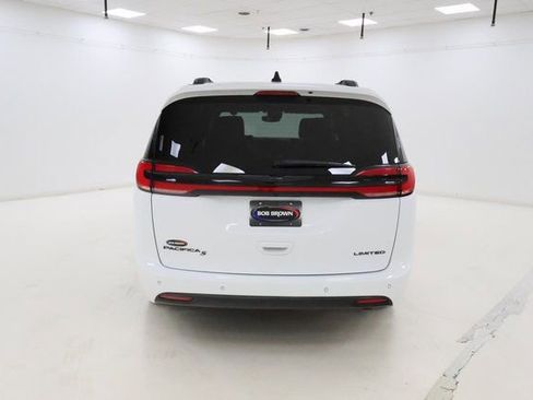 Used 2025 Chrysler Pacifica Limited image 4