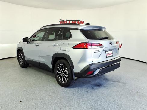 Used 2025 Toyota Corolla Cross SE image 2