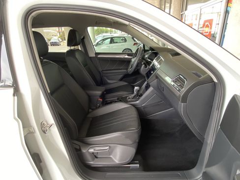 Certified 2023 Volkswagen Tiguan SE FWD image 33