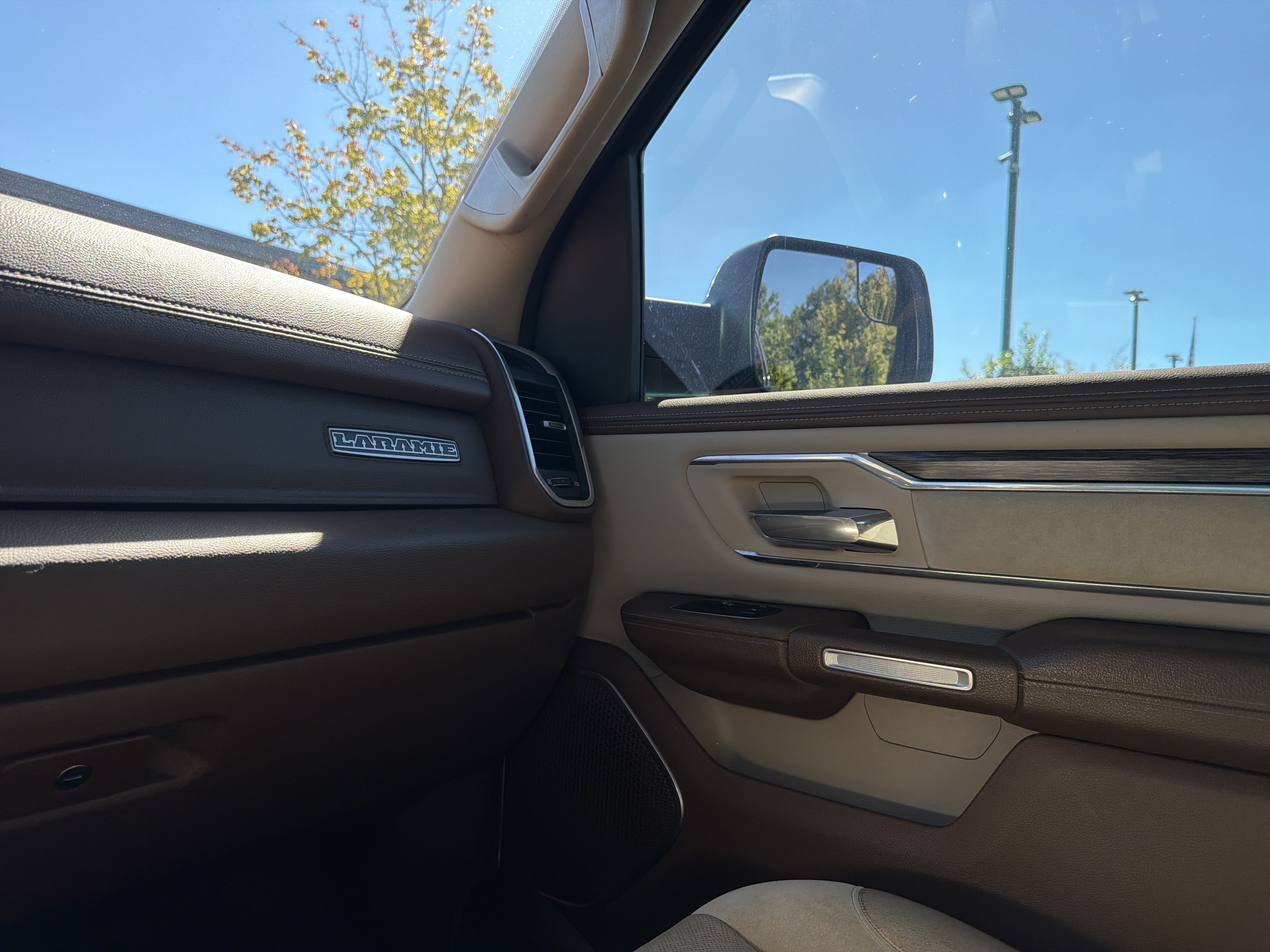 Used 2019 RAM 1500 Laramie AWD/4WD image 17