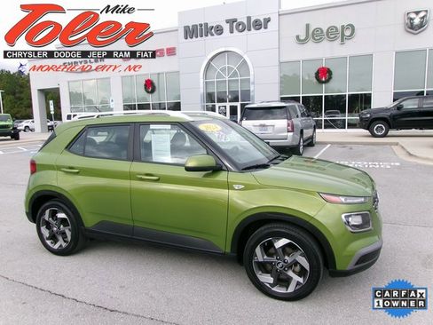 Used 2024 Hyundai Venue SEL image 1