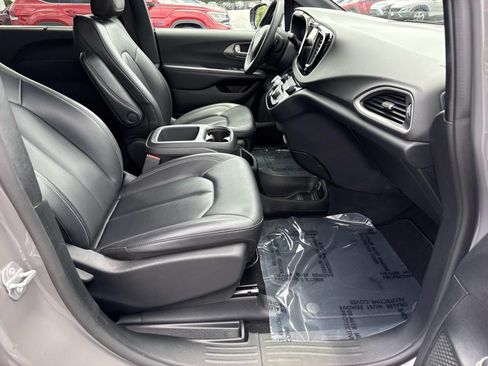 Used 2025 Chrysler Pacifica Select FWD image 25