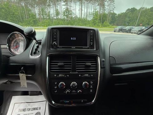 Used 2019 Dodge Grand Caravan SE FWD image 12