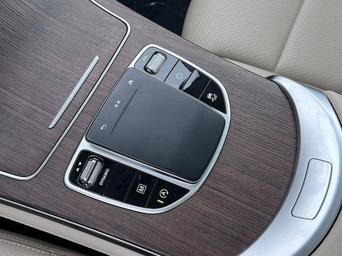 Used 2020 Mercedes-Benz GLC 300 4MATIC image 19