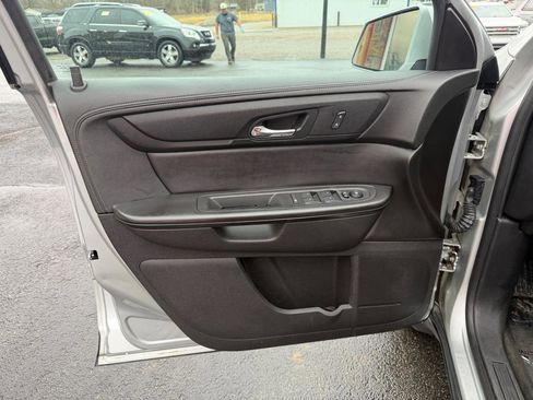 Used 2017 Chevrolet Traverse LT w/ Style and Technology Package image 12