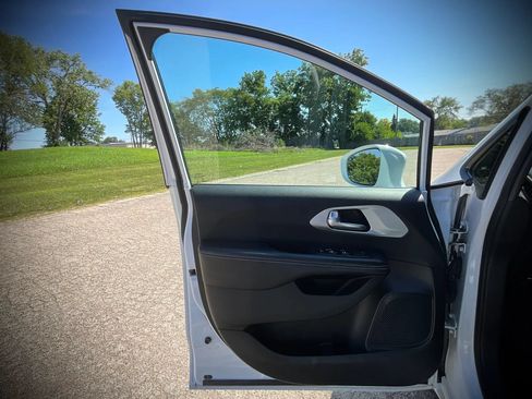 Used 2018 Chrysler Pacifica Touring-L Plus w/ Advanced Safetytec Group FWD image 23