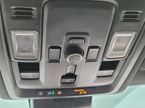 Used 2025 Chevrolet Suburban High Country AWD/4WD image 32