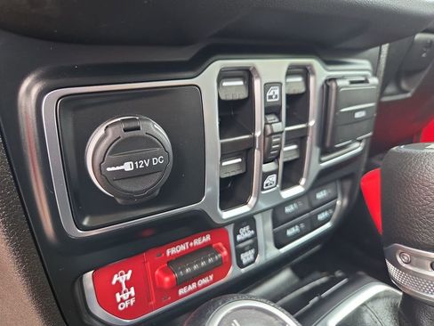Used 2024 Jeep Wrangler Unlimited Rubicon AWD/4WD image 34