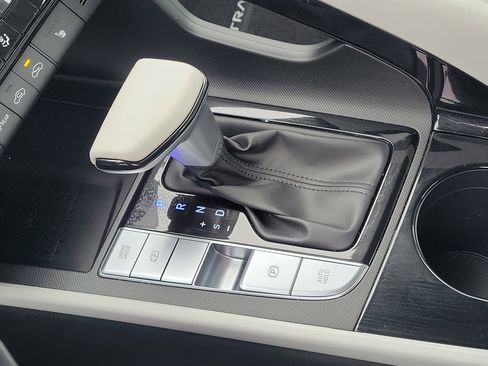 Used 2023 Hyundai Elantra Limited image 29