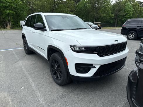 Used 2024 Jeep Grand Cherokee Altitude image 2